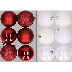 Foto van 12x stuks kunststof kerstballen mix van donkerrood en wit 8 cm - kerstbal