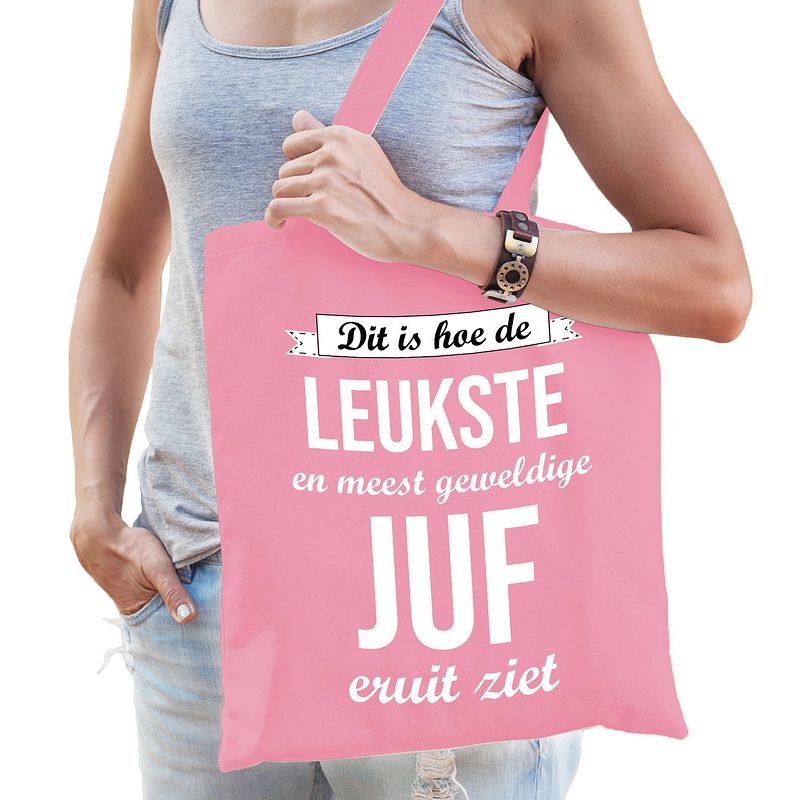 Foto van Bellatio decorations cadeau tas voor juf - leukste juf - roze - katoen - 42 x 38 cm - juffendag - feest boodschappentass