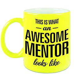 Foto van Awesome mentor cadeau mok / beker neon geel voor leraar 330 ml - feest mokken