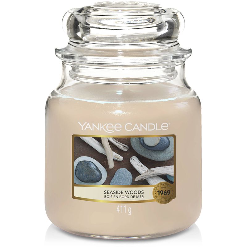 Foto van Yankee candle geurkaars medium seaside woods - 13 cm / ø 11 cm