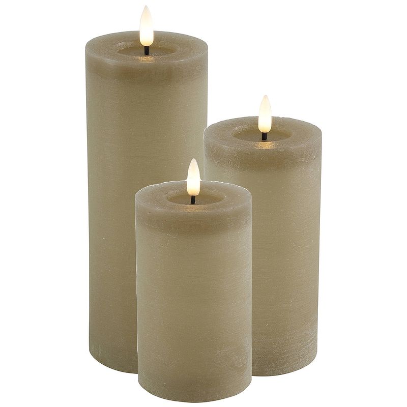 Foto van Led kaarsen/stompkaarsen - set 3x - beige - h12,5, h15 en h20 cm - warm wit - led kaarsen