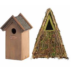 Foto van Voordeelset van 2x stuks houten vogelhuisjes/nestkastjes groen en houtkleur - vogelhuisjes