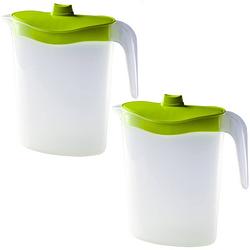 Foto van 2x smalle kunststof koelkast schenkkannen 1,5 liter met groene deksel - schenkkannen