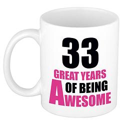 Foto van 33 great years of being awesome cadeau mok / beker wit en roze - feest mokken