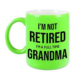 Foto van Im not retired im a full time grandma pensioen mok / beker neon groen afscheidscadeau 330 ml - feest mokken