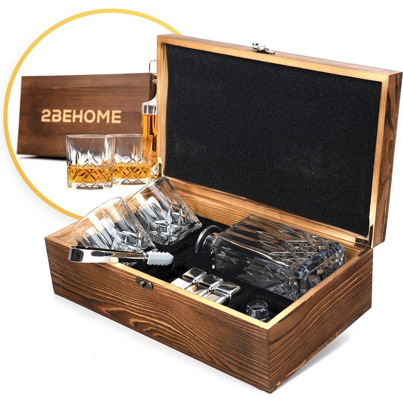 Foto van 2behome whiskey set met decanteer karaf - incl. 2 whiskey glazen en 6 whiskey stones en luxe geschenkdoos - whisky
