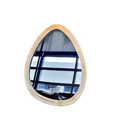 Foto van Benoa shreve medium brass egg-shaped mirror 52 cm