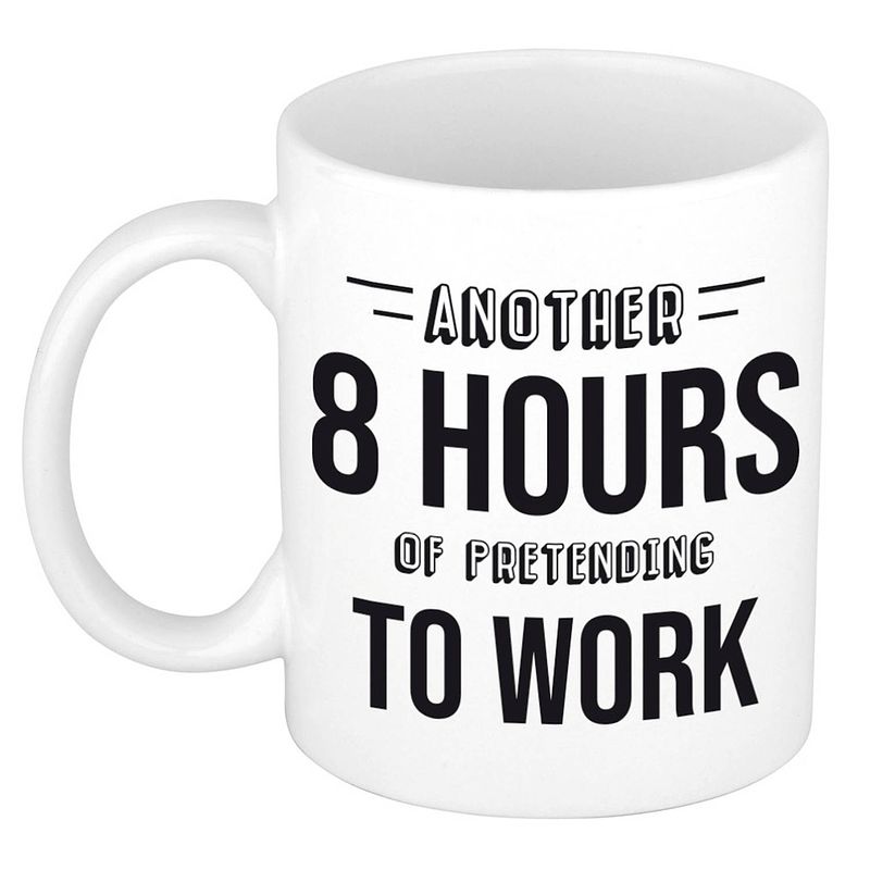 Foto van 8 hours of pretending to work kado mok / beker wit en zwart - cadeau collega - feest mokken