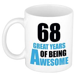 Foto van 68 great years of being awesome cadeau mok / beker wit en blauw - feest mokken