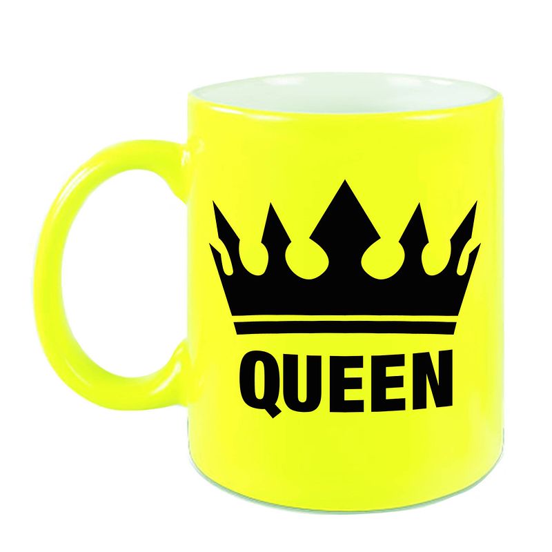 Foto van Cadeau queen mok/ beker fluor neon geel met zwarte bedrukking 300 ml - feest mokken