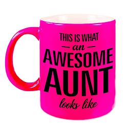 Foto van Awesome aunt /tante cadeau mok / beker neon roze 330 ml - feest mokken