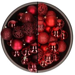 Foto van 74x stuks kunststof kerstballen mix van rood en donkerrood 6 cm - kerstbal