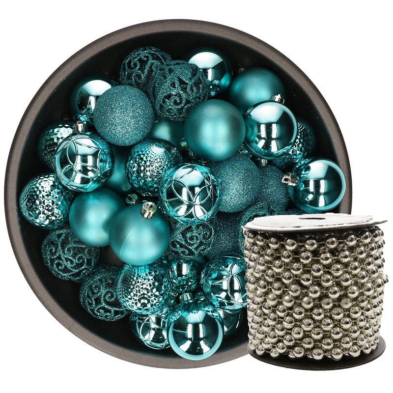 Foto van Kunststof kerstballen 37x stuks turquoise blauw 6 cm en kralenslinger zilver - kerstbal