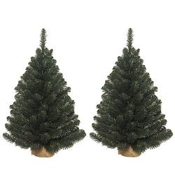 Foto van Set van 2x stuks groene alpine kerstboom/kunst kerstbomen met jute voet 90 cm - kunstkerstboom