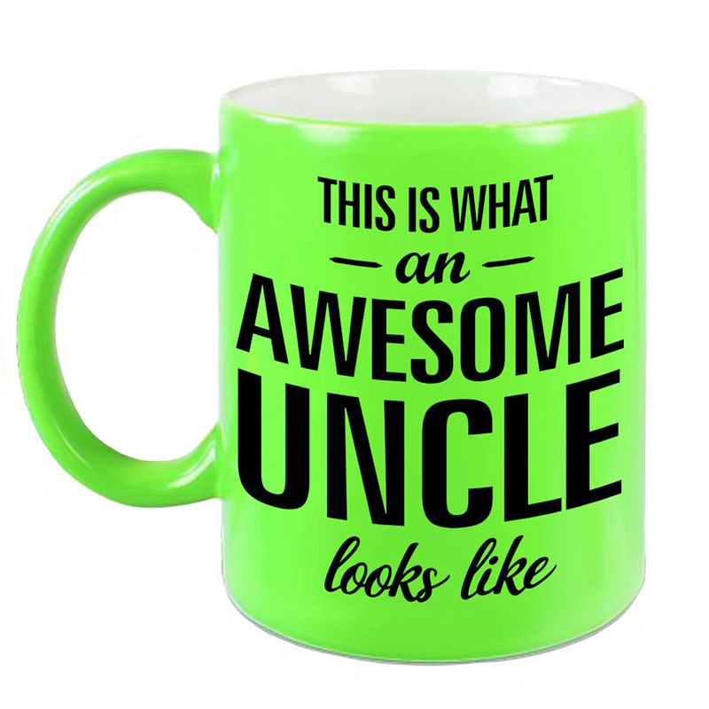 Foto van Awesome uncle / oom cadeau mok / beker neon groen 330 ml - feest mokken