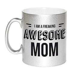 Foto van Moeder cadeau zilveren mok / beker i am a freaking awesome mom - feest mokken