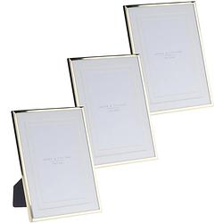 Foto van 3x stuks aluminium fotolijst goud geschikt voor een foto van 10 x 15 cm - fotolijsten