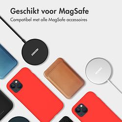 Foto van Accezz liquid silicone backcover met magsafe iphone 15 pro telefoonhoesje rood