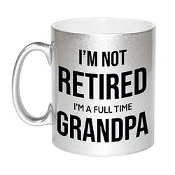 Foto van Im not retired im a full time grandpa / opa pensioen mok / beker zilver afscheidscadeau 330 ml - feest mokken