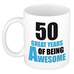 Foto van 50 great years of being awesome cadeau mok / beker wit en blauw - abraham - feest mokken