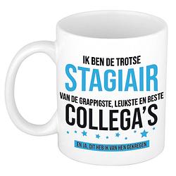 Foto van Trotse stagiair collegas cadeau koffiemok / theebeker blauwe en zwarte blokletters 300 ml - feest mokken