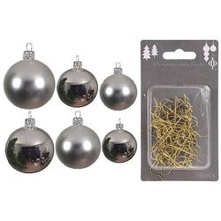 Foto van Groot pakket glazen kerstballen 50x zilver glans/mat 4-6-8 cm incl haakjes - kerstbal