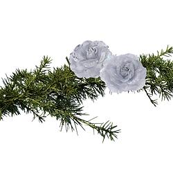 Foto van 2x stuks kerstboom decoratie bloemen rozen zilver op clip 9 cm - kersthangers