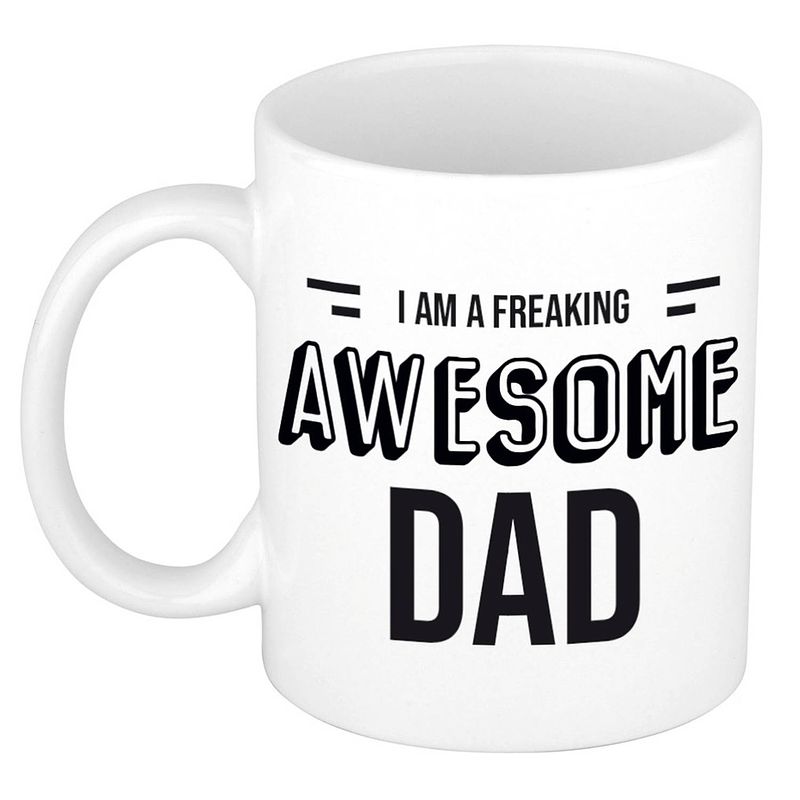 Foto van Vader cadeau mok / beker i am a freaking awesome dad - feest mokken