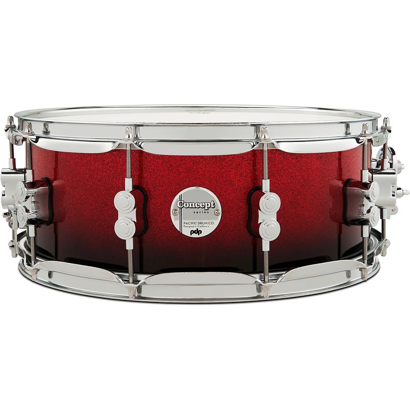 Foto van Pdp drums pdcm5514ssrb concept maple finish red to black fade lacquer 14 x 5.5 inch snaredrum