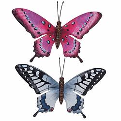 Foto van Set van 2x stuks tuindecoratie muur/wand vlinders van metaal in roze en blauw tinten 44 x 31 cm - tuinbeelden