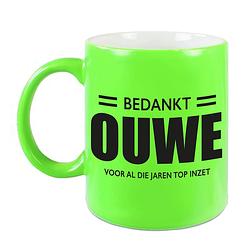 Foto van Bedankt ouwe voor de top inzet pensioen mok / beker neon groen afscheidscadeau 330 ml - feest mokken