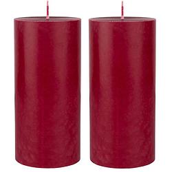 Foto van 2x stuks bordeaux rode cilinder kaarsen /stompkaarsen 15 x 7 cm 50 branduren - stompkaarsen