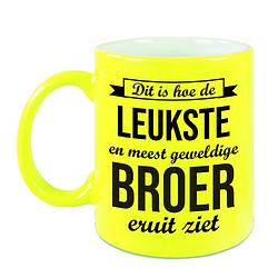 Foto van Leukste en meest geweldige broer cadeau koffiemok / theebeker neon geel 330 ml - feest mokken