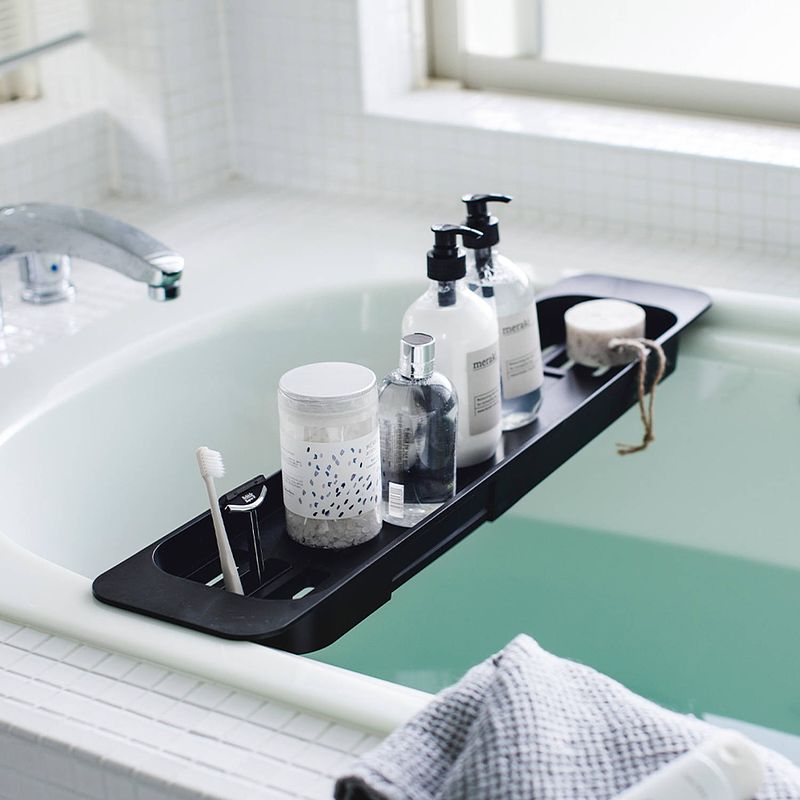 Foto van Yamazaki extendable bathtub tray - tower - black