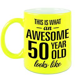 Foto van Awesome 50 year cadeau mok / beker neon geel 330 ml - feest mokken