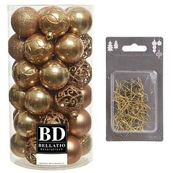 Foto van 37x stuks kunststof kerstballen camel bruin 6 cm inclusief gouden kerstboomhaakjes - kerstbal