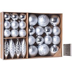 Foto van Kerstballen/ornamenten pakket 31x zilver kunststof mix incl. 50x ophanghaakjes - kerstbal