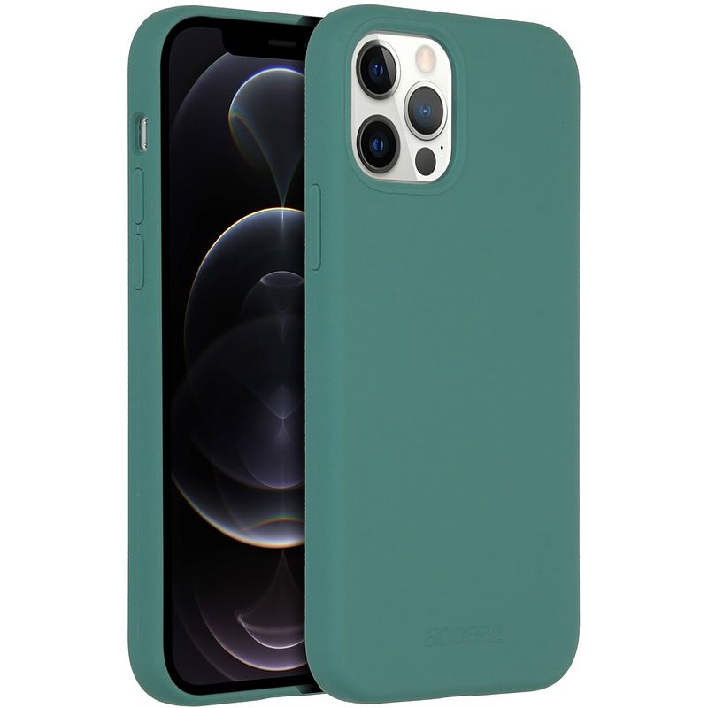 Foto van Accezz liquid silicone backcover met magsafe iphone 12 (pro) telefoonhoesje groen
