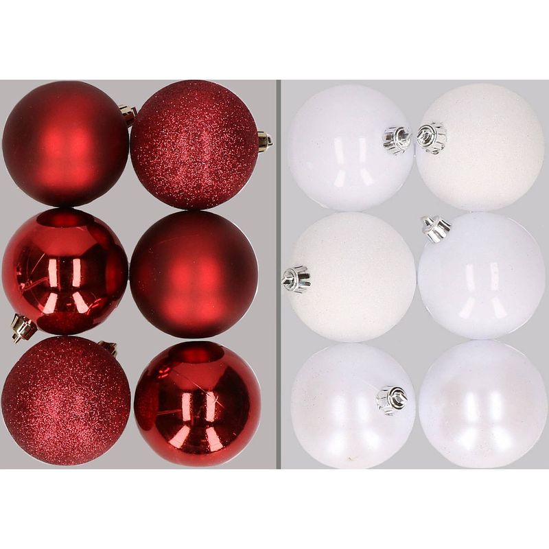 Foto van 12x stuks kunststof kerstballen mix van donkerrood en wit 8 cm - kerstbal