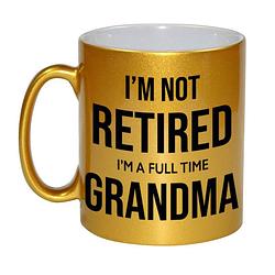 Foto van Im not retired im a full time grandma / oma pensioen mok / beker goud afscheidscadeau 330 ml - feest mokken