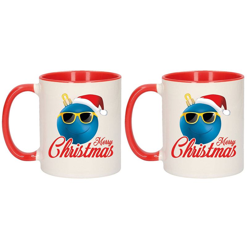 Foto van Set van 2x stuks merry christmas kerstcadeau kerstmokken rood kerstbal blauw met kerstmuts 300 ml - bekers