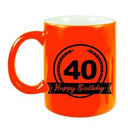 Foto van Happy birthday 40 years cadeau mok / beker neon oranje met wimpel 330 ml - feest mokken