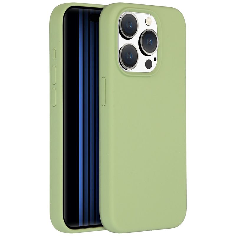 Foto van Accezz liquid silicone backcover met magsafe iphone 15 pro telefoonhoesje groen