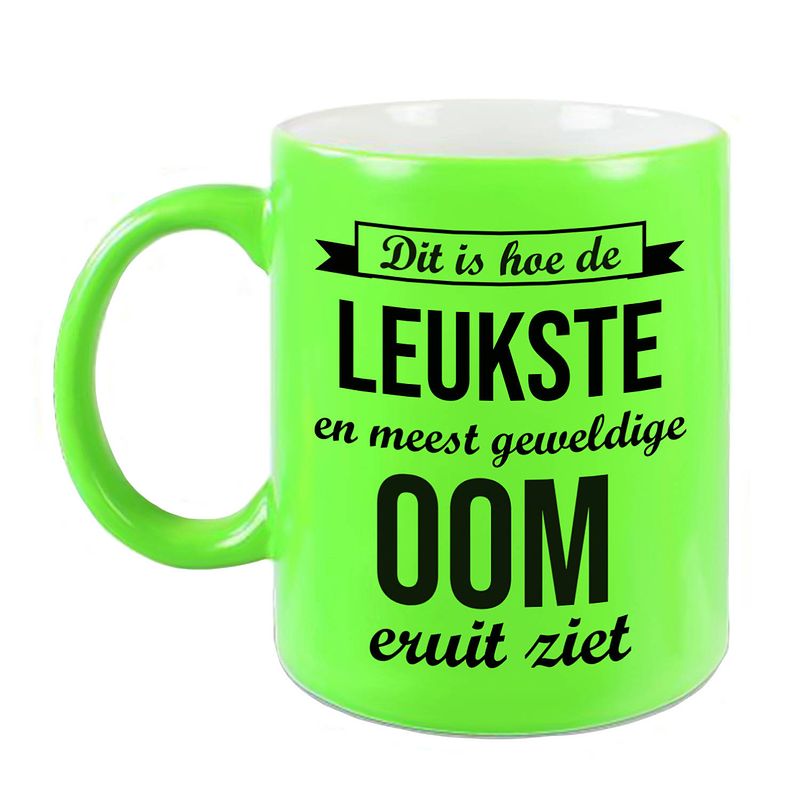 Foto van Leukste en meest geweldige oom cadeau koffiemok / theebeker neon groen 330 ml - feest mokken