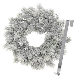 Foto van Kerstkrans 35 cm - groen - besneeuwd - met zilveren hanger/ophanghaak - kerstversiering - kerstkransen