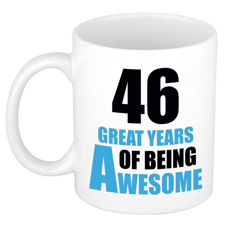 Foto van 46 great years of being awesome cadeau mok / beker wit en blauw - feest mokken