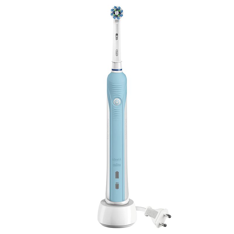 Foto van Oral b pro 700 cross action tandenborstel blauw