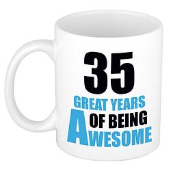 Foto van 35 great years of being awesome cadeau mok / beker wit en blauw - feest mokken