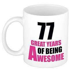 Foto van 77 great years of being awesome cadeau mok / beker wit en roze - feest mokken