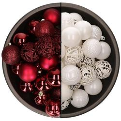 Foto van 74x stuks kunststof kerstballen mix van donkerrood en wit 6 cm - kerstbal